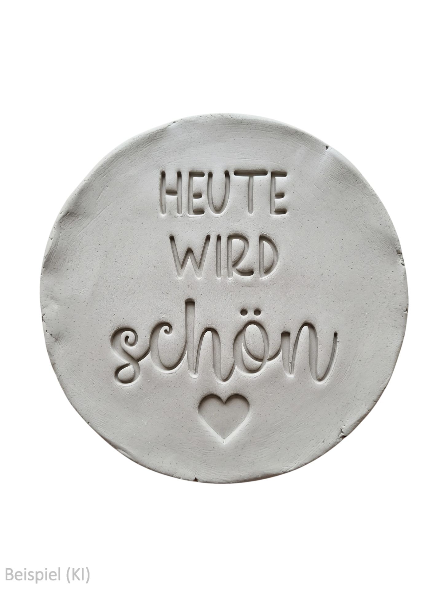 Freigestellter runder Tonabdruck mit tief geprägtem Spruch Heute wird schön und Herz ohne Hintergrund von MinseArt.
