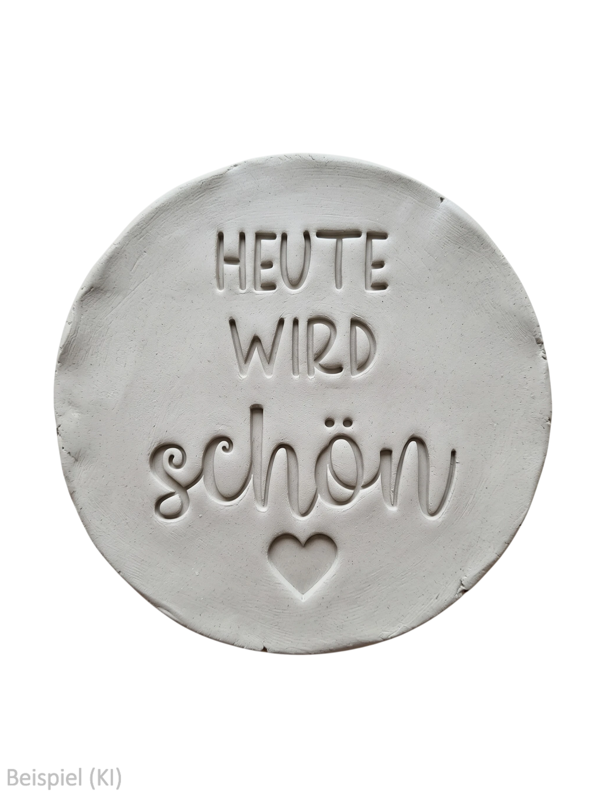 Freigestellter runder Tonabdruck mit tief geprägtem Spruch Heute wird schön und Herz ohne Hintergrund von MinseArt.