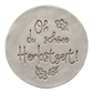 Freigestellter runder Tonabdruck mit dem tief geprägten Spruch Oh du schöne Herbstzeit und Eichenblättern von MinseArt.
