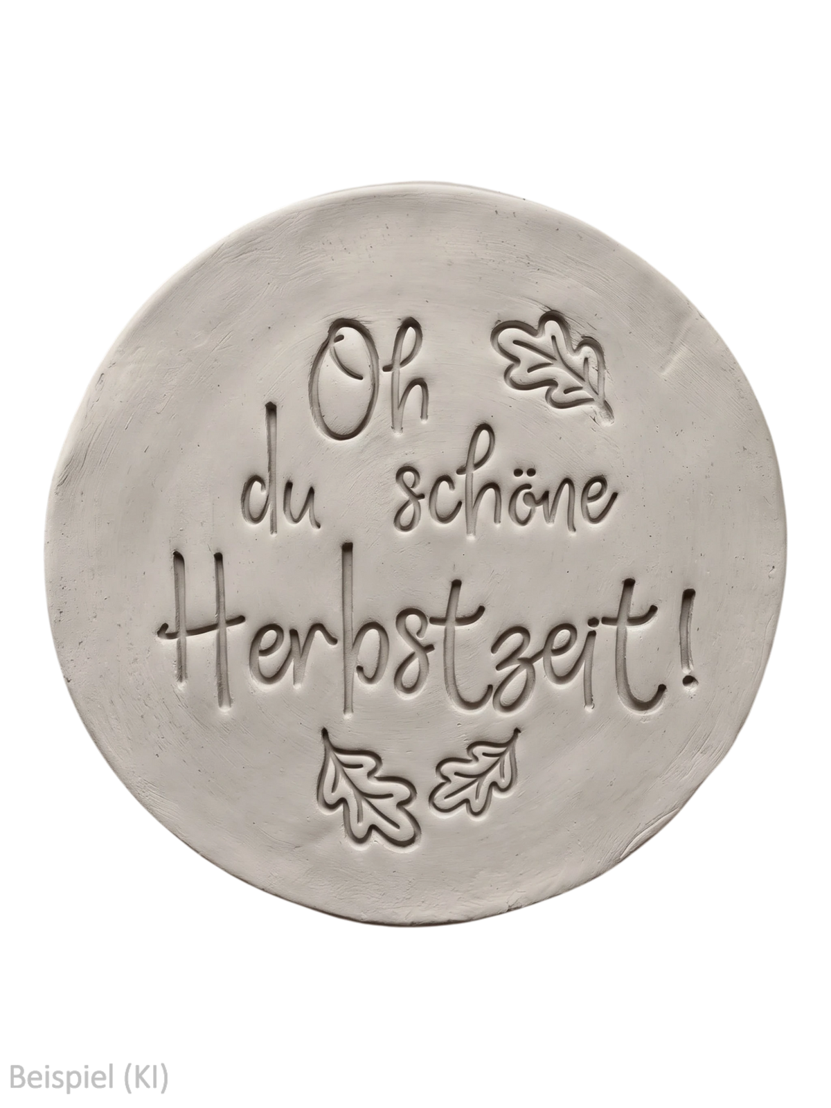 Freigestellter runder Tonabdruck mit dem tief geprägten Spruch Oh du schöne Herbstzeit und Eichenblättern von MinseArt.