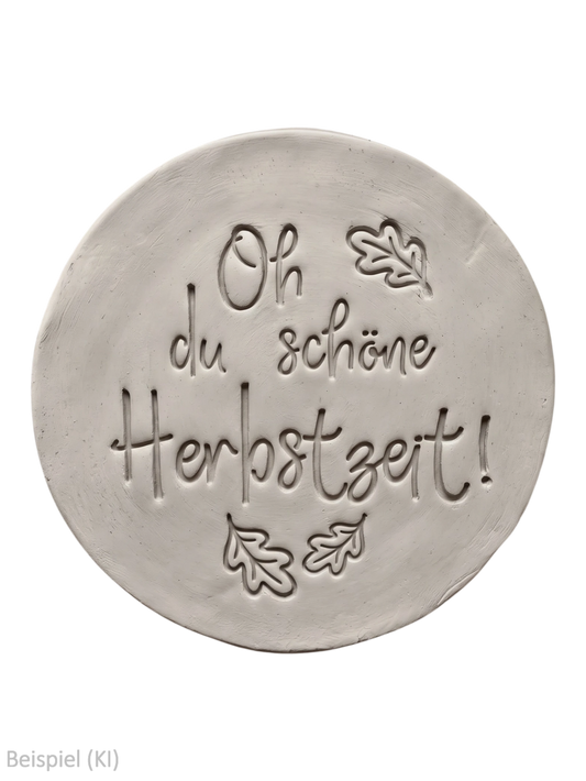 Freigestellter runder Tonabdruck mit dem tief geprägten Spruch Oh du schöne Herbstzeit und Eichenblättern von MinseArt.