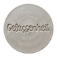 Perfekter, runder Tonabdruck mit dem tief geprägten Schriftzug Gelassenheit auf schwarzem Hintergrund von MinseArt.