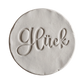 Perfekter, runder Tonabdruck mit dem tief geprägten Schriftzug Glück ohne  Hintergrund von MinseArt.