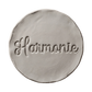 Perfekter, runder Tonabdruck mit dem tief geprägten Schriftzug Harmonie und Herz-Detail auf schwarzem Hintergrund von MinseArt.