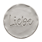 erfekter, runder Tonabdruck mit dem tief geprägten Schriftzug Liebe auf freigestelltem Hintergrund von MinseArt.
