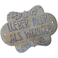 Ein glasiertes Keramikschild in Blaugrün und Hellbraun mit dem handgestempelten Spruch 'Lieber Meer als weniger' und floralen Details. Handgemachte Töpfer-Idee von MinseArt.
