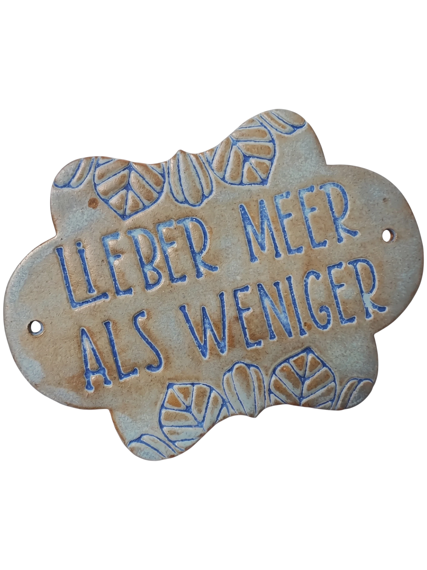Ein glasiertes Keramikschild in Blaugrün und Hellbraun mit dem handgestempelten Spruch 'Lieber Meer als weniger' und floralen Details. Handgemachte Töpfer-Idee von MinseArt.