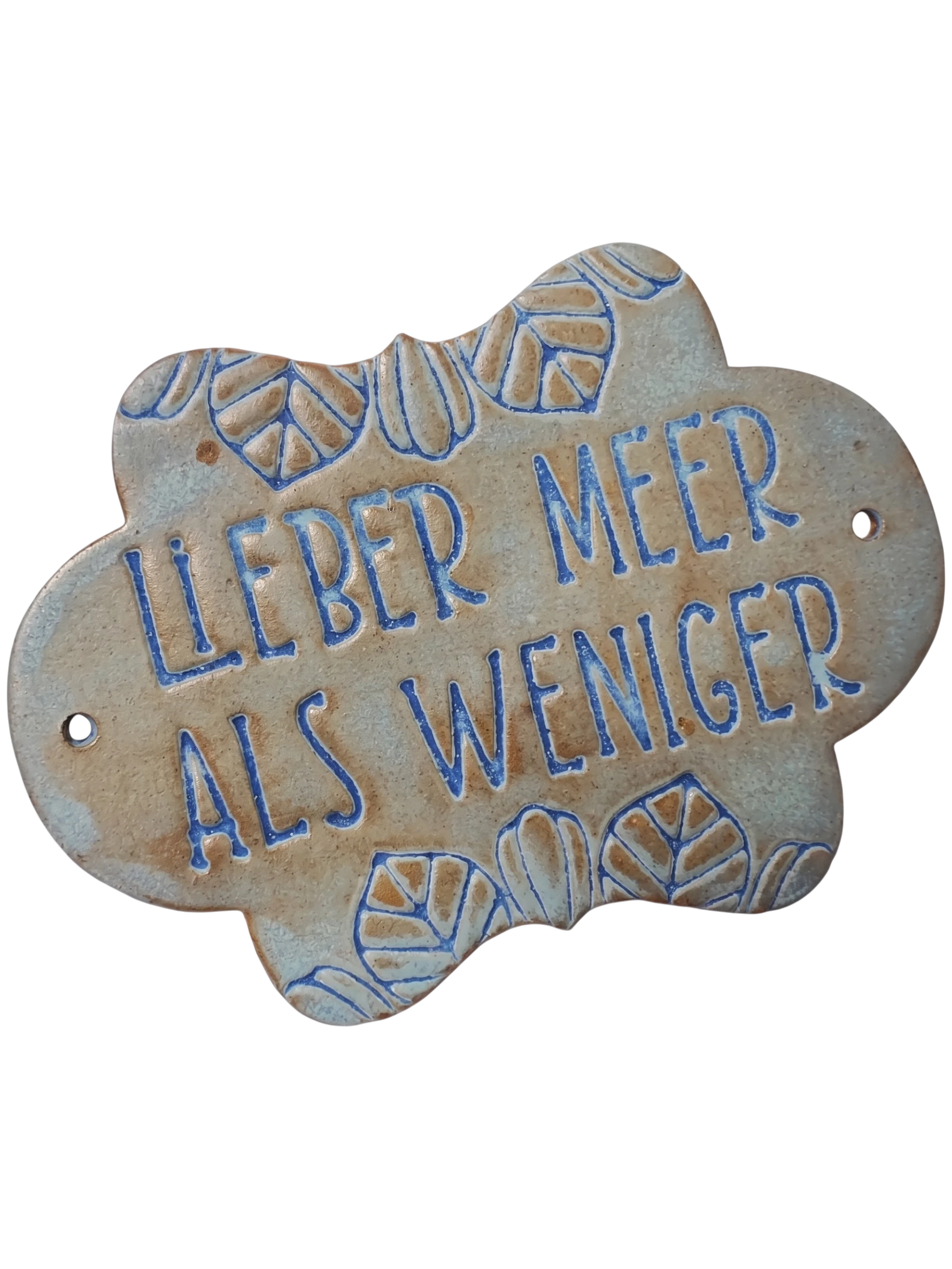 Ein glasiertes Keramikschild in Blaugrün und Hellbraun mit dem handgestempelten Spruch 'Lieber Meer als weniger' und floralen Details. Handgemachte Töpfer-Idee von MinseArt.