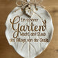 Glasiertes Keramikschild in Blattform mit dem eingestempelten Spruch 'Ein schöner Garten wischt den Staub des Alltags von der Seele'. Handgemachte Töpfer-Idee für stilvolle Gartendeko.