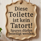 Glasiertes Keramikschild für das Badezimmer mit dem lustigen Spruch 'Diese Toilette ist kein Tatort!'. Handgemachtes Toilettenschild, dessen Schrift mit einem Prägestempel tief in den Ton gedrückt wurde..