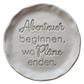 Sauberer Stempelabdruck des Spruchs 'Glücklich steht dir gut' in hellem Ton. Die Kombination aus eleganter Schreibschrift und klarer Druckschrift erzeugt ein präzises Relief