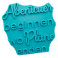 Türkisfarbener Keramikstempel mit dem Spruch 'Abenteuer beginnen, wo Pläne enden'. Hochwertiges Töpferwerkzeug für saubere Textprägungen in Ton.