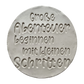 Detailreicher Abdruck im Ton mit dem Spruch 'Große Abenteuer beginnen mit kleinen Schritten'. Erstellt mit einem MinseArt Keramikstempel. Saubere Schriftzüge und präzise Konturen für deine nächste Töpfer-Idee im Bereich Baby-Geschenke und Kinderzimmer-Deko.