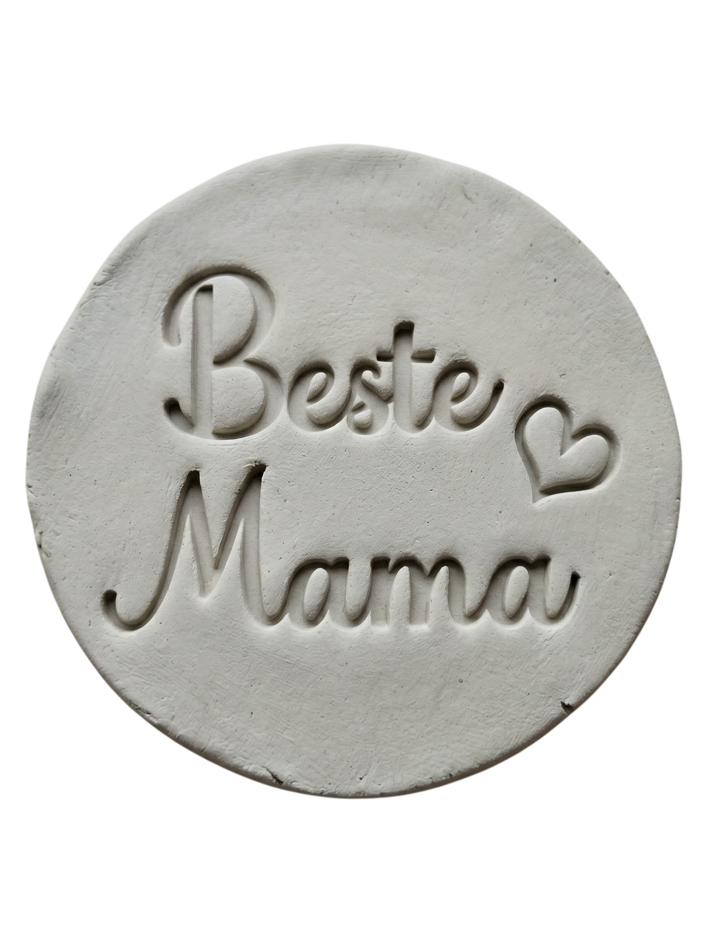 Kreative Töpfer-Idee zum Muttertag: Ein mit dem MinseArt Keramikstempel geprägter Ton-Anhänger mit dem Schriftzug 'Beste Mama' und Herz. Präziser Abdruck für handgemachte Geschenke, ideal für dein nächstes Töpfer-Projekt.