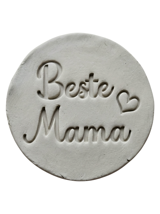 Kreative Töpfer-Idee zum Muttertag: Ein mit dem MinseArt Keramikstempel geprägter Ton-Anhänger mit dem Schriftzug 'Beste Mama' und Herz. Präziser Abdruck für handgemachte Geschenke, ideal für dein nächstes Töpfer-Projekt.