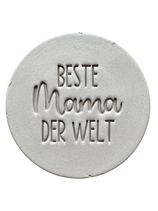 Detailreicher Stempelabdruck „Beste Mama der Welt“ in hellen Ton. Hochwertiger Keramikstempel von MinseArt für präzise Konturen – die perfekte Töpfer-Idee für handgefertigte Geschenke zum Muttertag und dein nächstes Projekt.