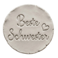 Perfekte Töpfer-Idee für Geschwister: Ton-Anhänger mit dem MinseArt Keramikstempel 'Beste Schwester' und Herz-Detail. Präziser Abdruck in hellem Ton, ideal als persönliches DIY-Geschenk oder Schlüsselanhänger aus Keramik.