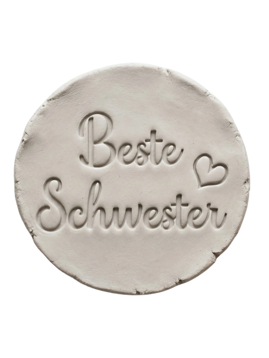 Perfekte Töpfer-Idee für Geschwister: Ton-Anhänger mit dem MinseArt Keramikstempel 'Beste Schwester' und Herz-Detail. Präziser Abdruck in hellem Ton, ideal als persönliches DIY-Geschenk oder Schlüsselanhänger aus Keramik.