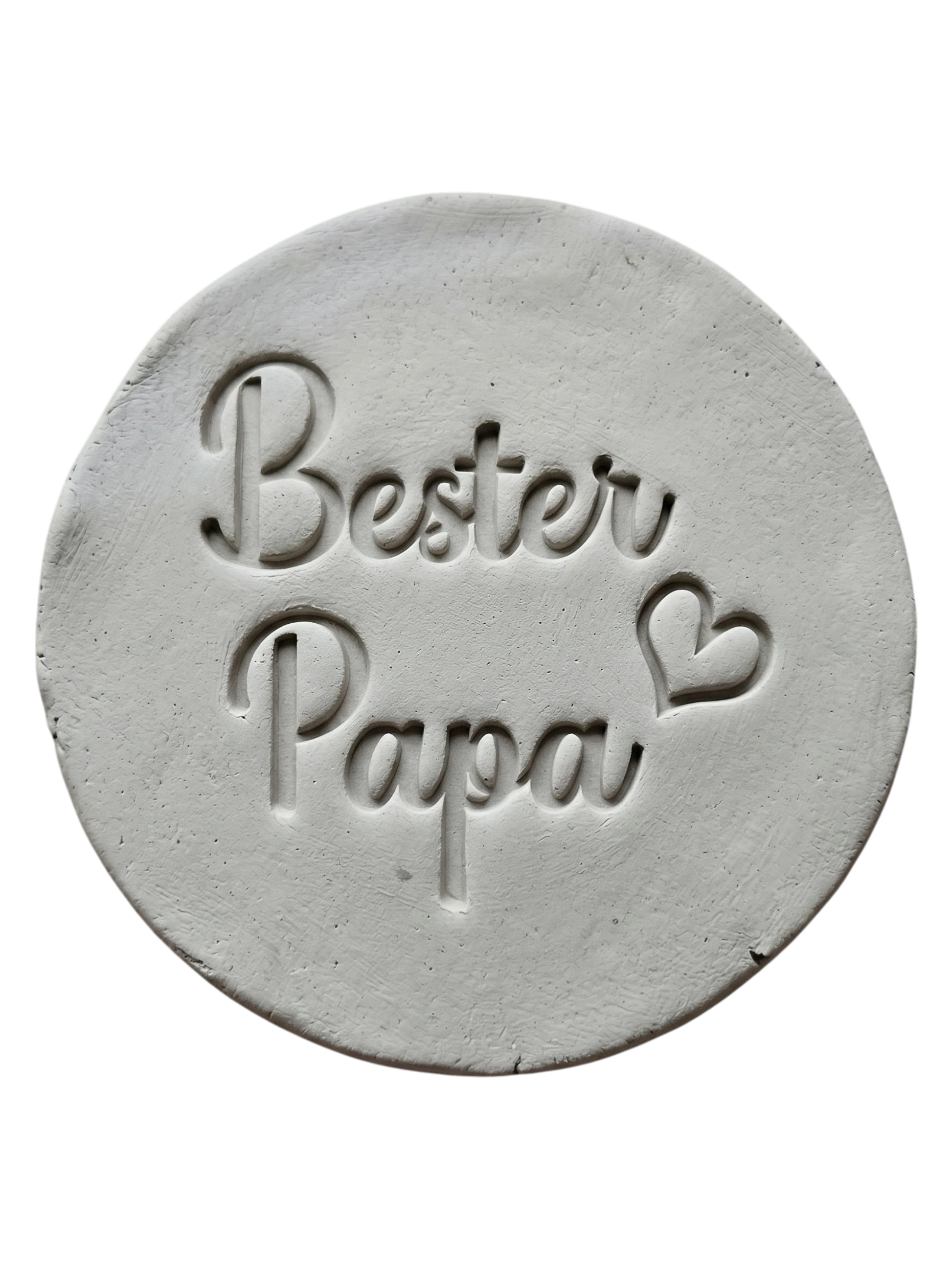 Handgemachte Töpfer-Idee zum Vatertag: Ein mit dem MinseArt Keramikstempel geprägter Ton-Anhänger 'Bester Papa' mit Herz. Präziser Abdruck in hellem Ton, ideal für DIY-Geschenke und persönliche Keramik-Projekte.