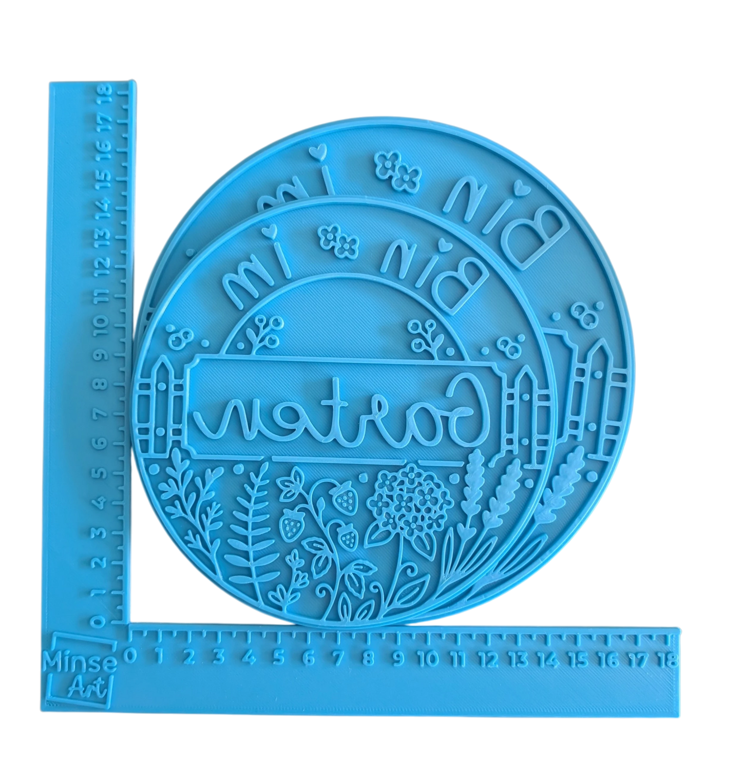 Der Tonstempel 'Bin im Garten' abgebildet mit einem Maßband, um die imposante Größe zu verdeutlichen. Ideal für großformatige, dekorative Töpferprojekte.