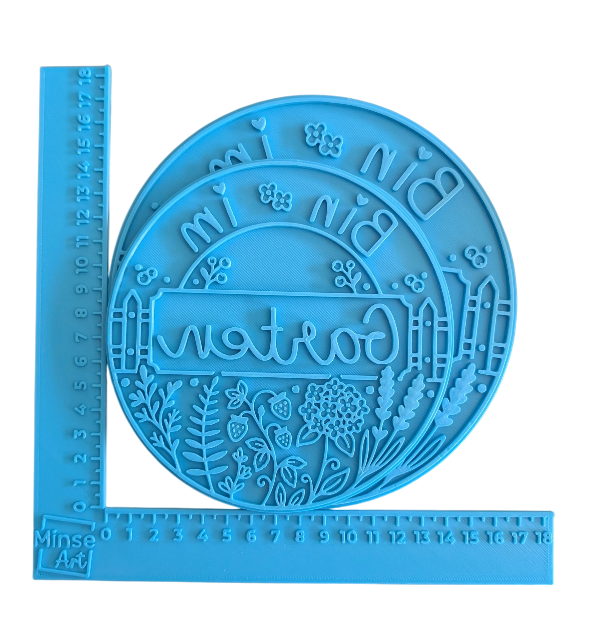 Der Tonstempel 'Bin im Garten' abgebildet mit einem Maßband, um die imposante Größe zu verdeutlichen. Ideal für großformatige, dekorative Töpferprojekte.