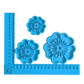 Drei blaue Keramikstempel mit Blumen-Motiven angelegt an ein Maßband-Winkelwerkzeug zur Darstellung der Größen 5,5 cm, 7 cm und 9 cm.