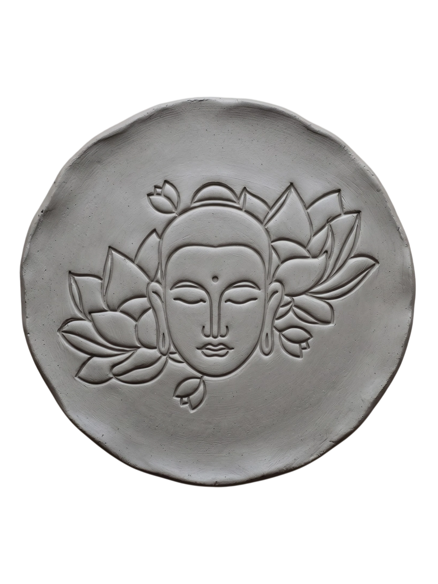 Präziser Stempelabdruck eines Buddhas mit Blumen auf einer runden Tonplatte. Inspiration für meditative Wandbilder oder dekorative Schalen aus Keramik.