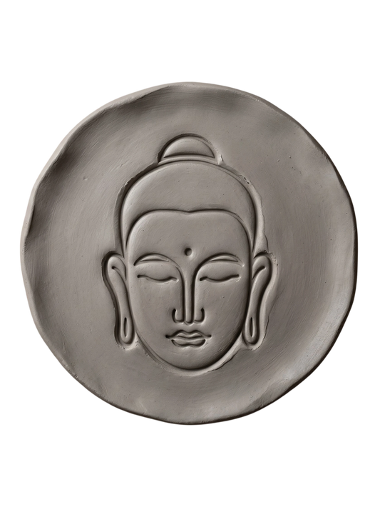 Sauberer Abdruck eines Buddha-Kopfes in einer runden Tonplatte. Beispiel für die präzise Linienführung des MinseArt Keramikstempels.