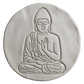 Kreative Töpfer-Idee: Buddha-Stempelabdruck kombiniert mit einem Mandala-Hintergrund in dunklem Ton mit weißer Akzentuierung. Hochwertiges Relief-Ergebnis von MinseArt.