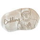 Kreative Töpfer-Idee: Buddha-Stempelabdruck kombiniert mit einem Mandala-Hintergrund in dunklem Ton mit weißer Akzentuierung. Hochwertiges Relief-Ergebnis von MinseArt.