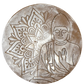 Kreative Töpfer-Idee: Buddha-Stempelabdruck kombiniert mit einem Mandala-Hintergrund in dunklem Ton mit weißer Akzentuierung. Hochwertiges Relief-Ergebnis von MinseArt.
