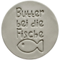 Detailreicher Stempelabdruck des Spruchs 'Butter bei die Fische' mit einem Fisch-Motiv in hellem Ton. Präzise Konturen für handgemachte Töpferprojekte.