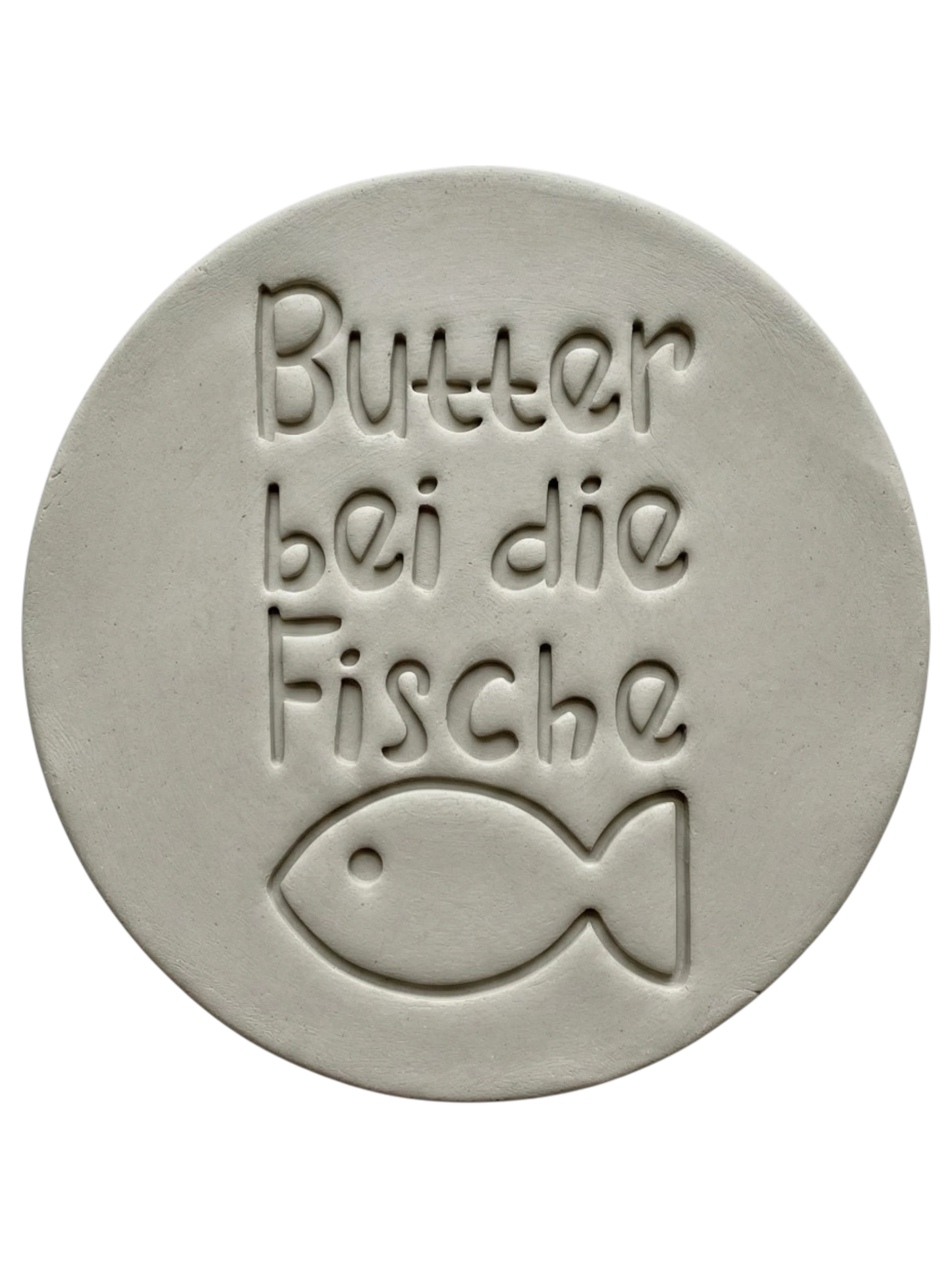 Detailreicher Stempelabdruck des Spruchs 'Butter bei die Fische' mit einem Fisch-Motiv in hellem Ton. Präzise Konturen für handgemachte Töpferprojekte.