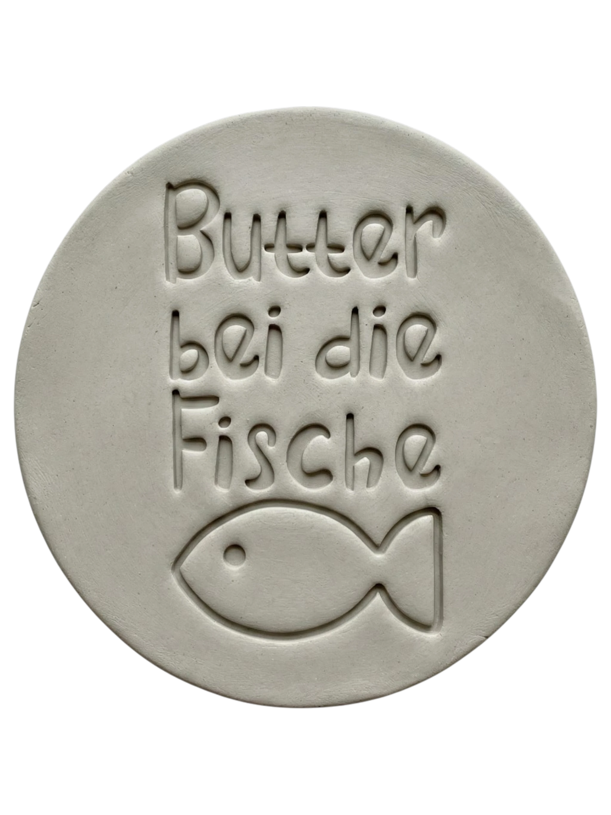 Detailreicher Stempelabdruck des Spruchs 'Butter bei die Fische' mit einem Fisch-Motiv in hellem Ton. Präzise Konturen für handgemachte Töpferprojekte.