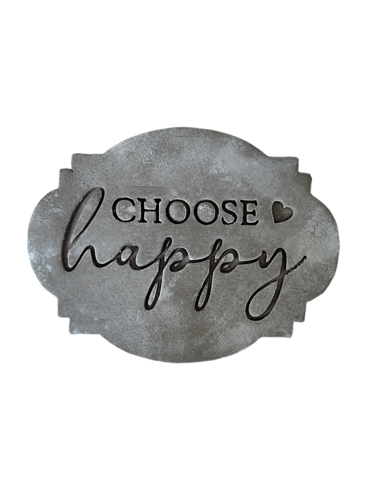 Präziser Abdruck im hellen Ton mit dem Motiv 'Choose happy' auf einer geschwungenen Tonplatte. Kreative Töpfer-Idee für Frühstücksteller, Tassen oder Wand-Deko.