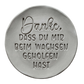 Kreative Töpfer-Idee für ein Abschiedsgeschenk: Mit dem MinseArt Keramikstempel geprägter Ton-Anhänger. Spruch 'Danke, dass du mir beim Wachsen geholfen hast' in präzisen Konturen. Ideal als Dankeschön für Erzieher, Lehrer oder Eltern zum Muttertag.