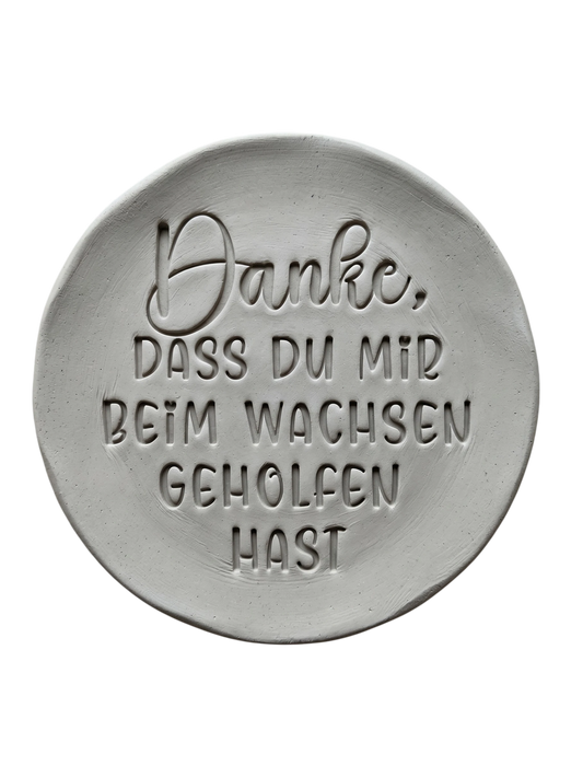 Kreative Töpfer-Idee für ein Abschiedsgeschenk: Mit dem MinseArt Keramikstempel geprägter Ton-Anhänger. Spruch 'Danke, dass du mir beim Wachsen geholfen hast' in präzisen Konturen. Ideal als Dankeschön für Erzieher, Lehrer oder Eltern zum Muttertag.