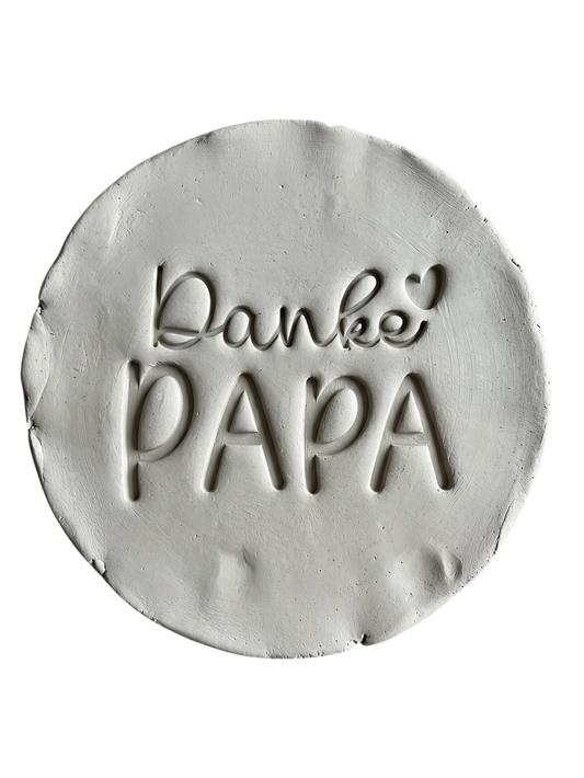 Detailreicher Stempelabdruck „Danke PAPA“ mit Herz in weißem Ton. Hochwertiger Keramikstempel von MinseArt für präzise Konturen – die perfekte Töpfer-Idee für handgefertigte Geschenke zum Vatertag und dein nächstes Projekt.