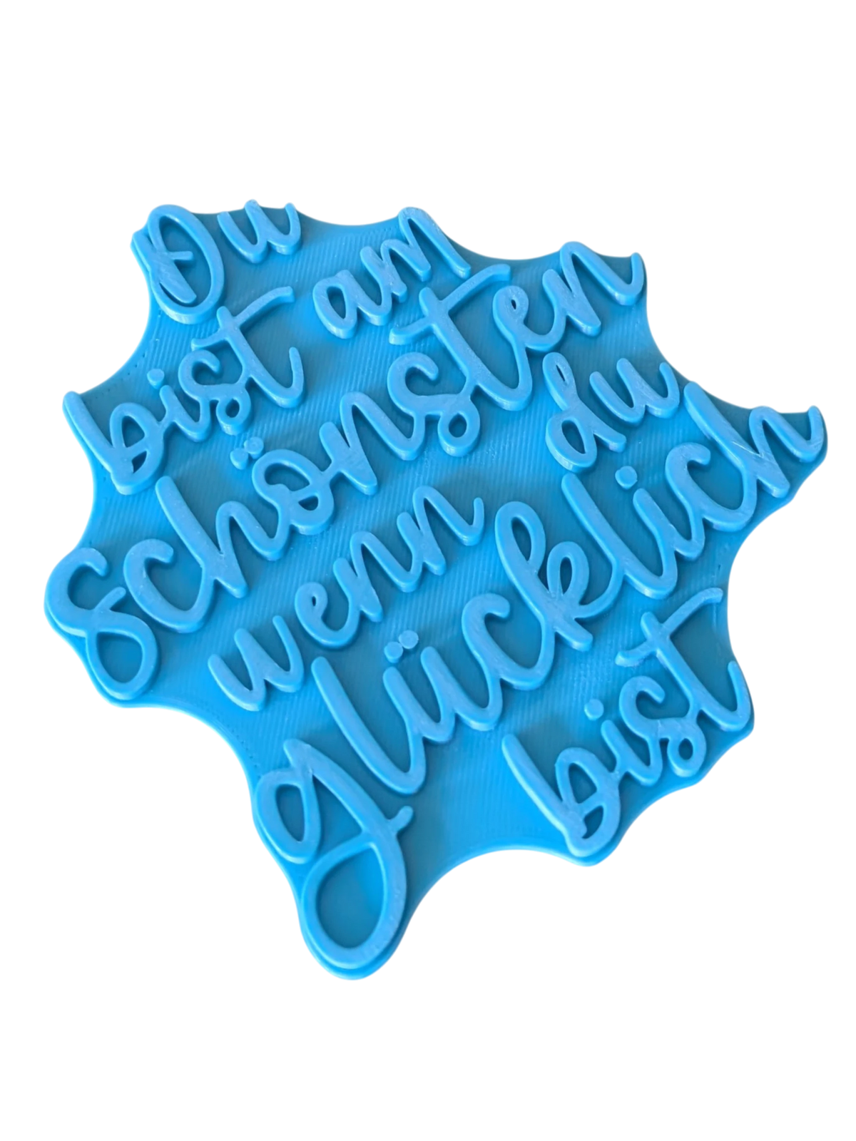 Nahaufnahme der tiefen Konturen des blauen Tonstempels Du bist am Schönsten wenn du glücklich bist von MinseArt.