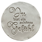 Präziser Stempelabdruck des Spruchs 'Du bist ein schönes Gefühl' in hellem Ton. Die elegante Kombination aus schwungvoller Schreibschrift und klassischer Serifenschrift erzeugt ein tiefes Relief auf der runden Tonplatte.