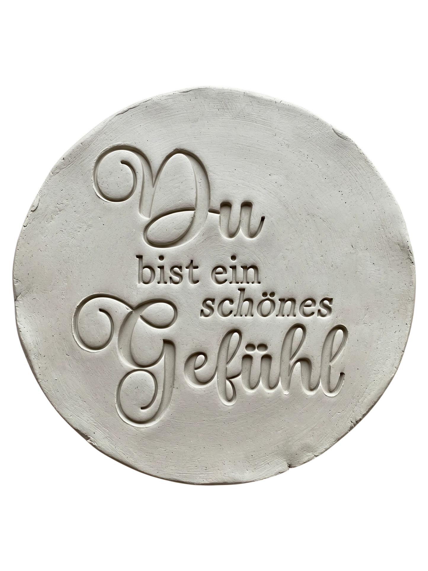 Präziser Stempelabdruck des Spruchs 'Du bist ein schönes Gefühl' in hellem Ton. Die elegante Kombination aus schwungvoller Schreibschrift und klassischer Serifenschrift erzeugt ein tiefes Relief auf der runden Tonplatte.