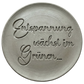 Präziser Abdruck des Spruchs 'Entspannung wächst im Grünen...' in hellem Ton. Filigranes Schrift-Relief für Gartenkeramik und Wellness-Geschenke.