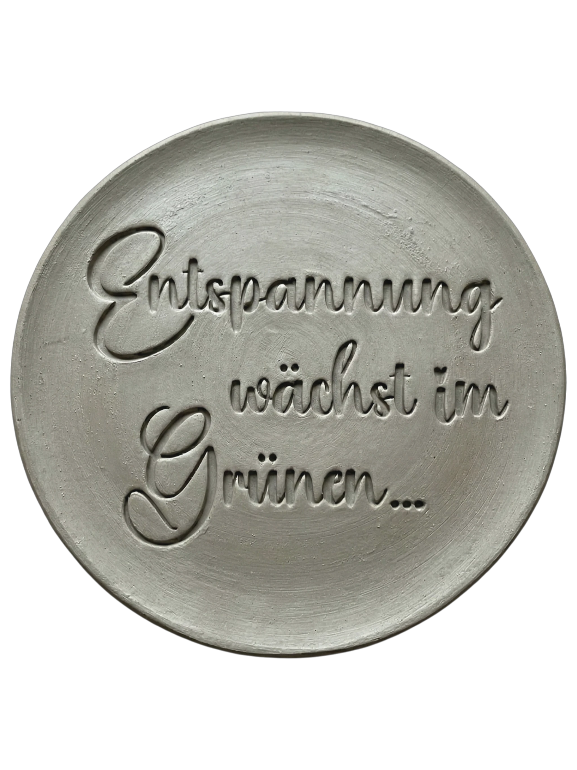 Präziser Abdruck des Spruchs 'Entspannung wächst im Grünen...' in hellem Ton. Filigranes Schrift-Relief für Gartenkeramik und Wellness-Geschenke.