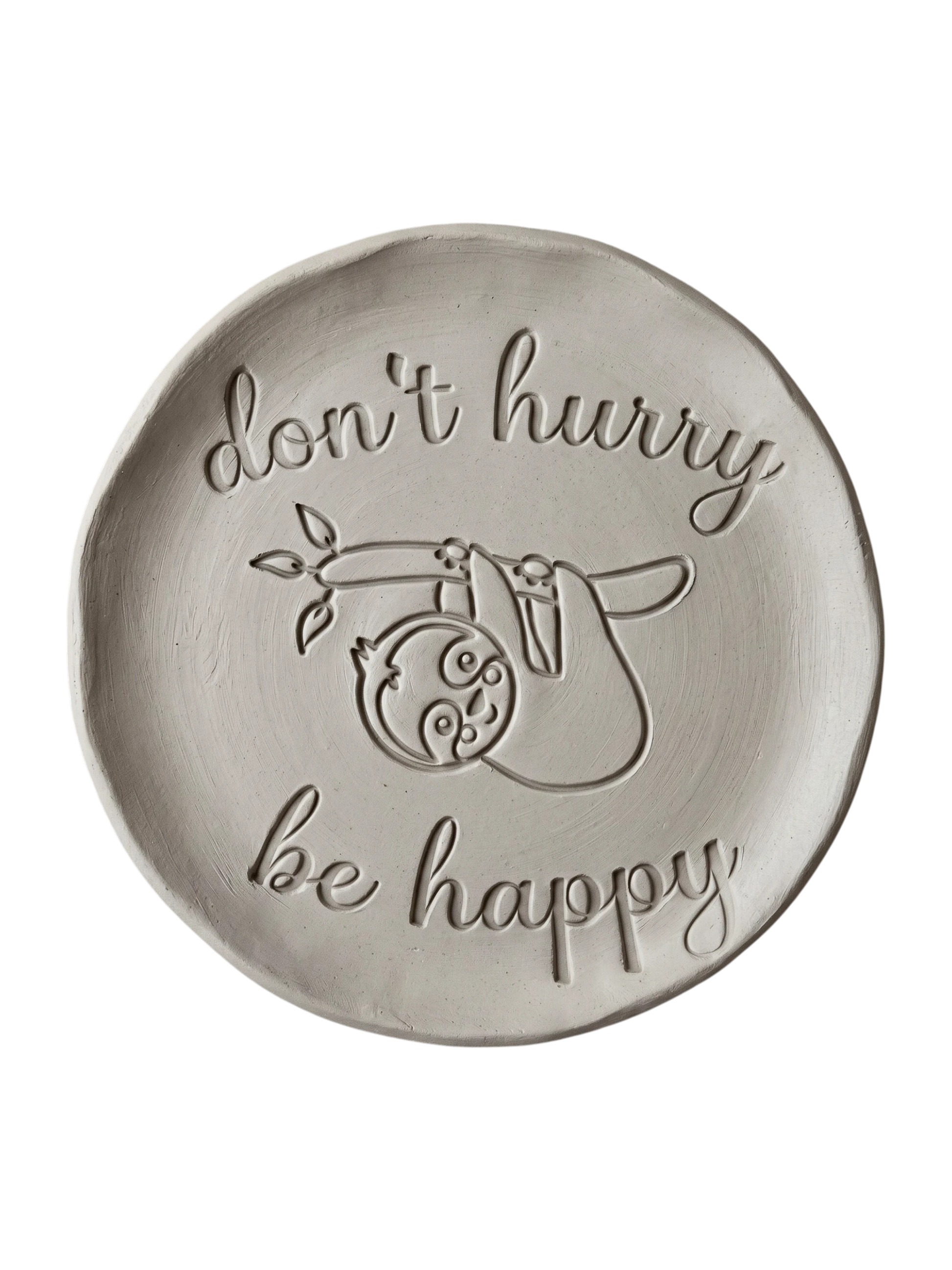 Präziser Stempelabdruck eines Faultiers mit dem Schriftzug 'don't hurry be happy' in hellem Ton. Sauberes Relief für die Gestaltung von Tellern und Schalen.