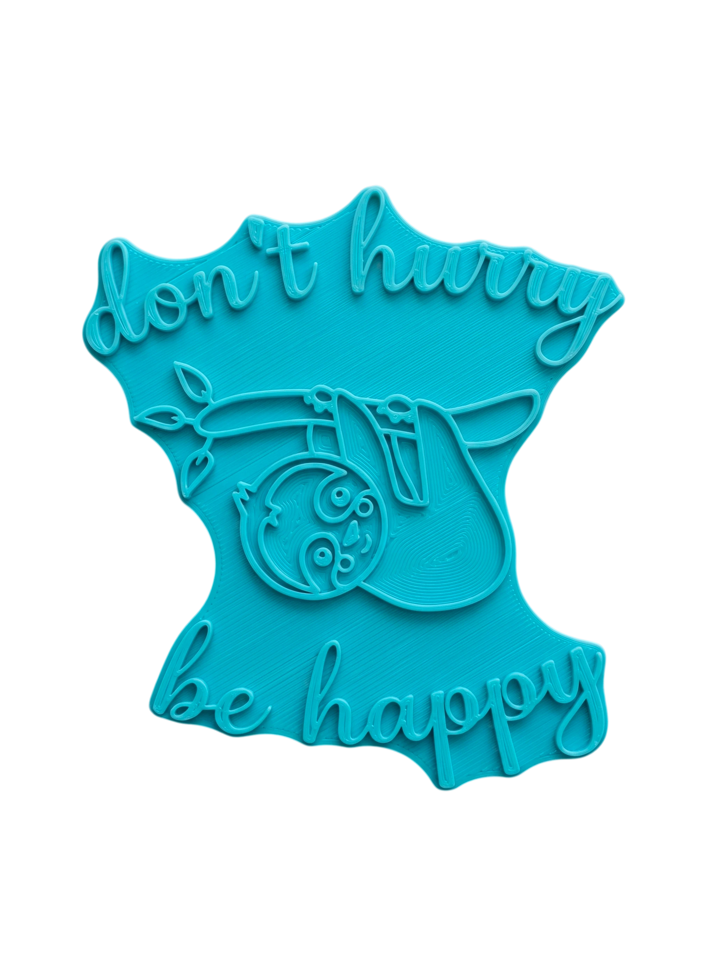 Türkisfarbener Keramikstempel mit einem schlafenden Faultier am Ast und dem Spruch 'don't hurry be happy'. Hochwertiges Töpferwerkzeug für verspielte Ton-Projekte.
