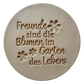 Präziser Abdruck im hellen Ton mit dem Spruch 'Freunde sind die Blumen im Garten des Lebens'. Kreative Töpfer-Idee für Freundschaftsgeschenke, Wandteller oder Garten-Deko.