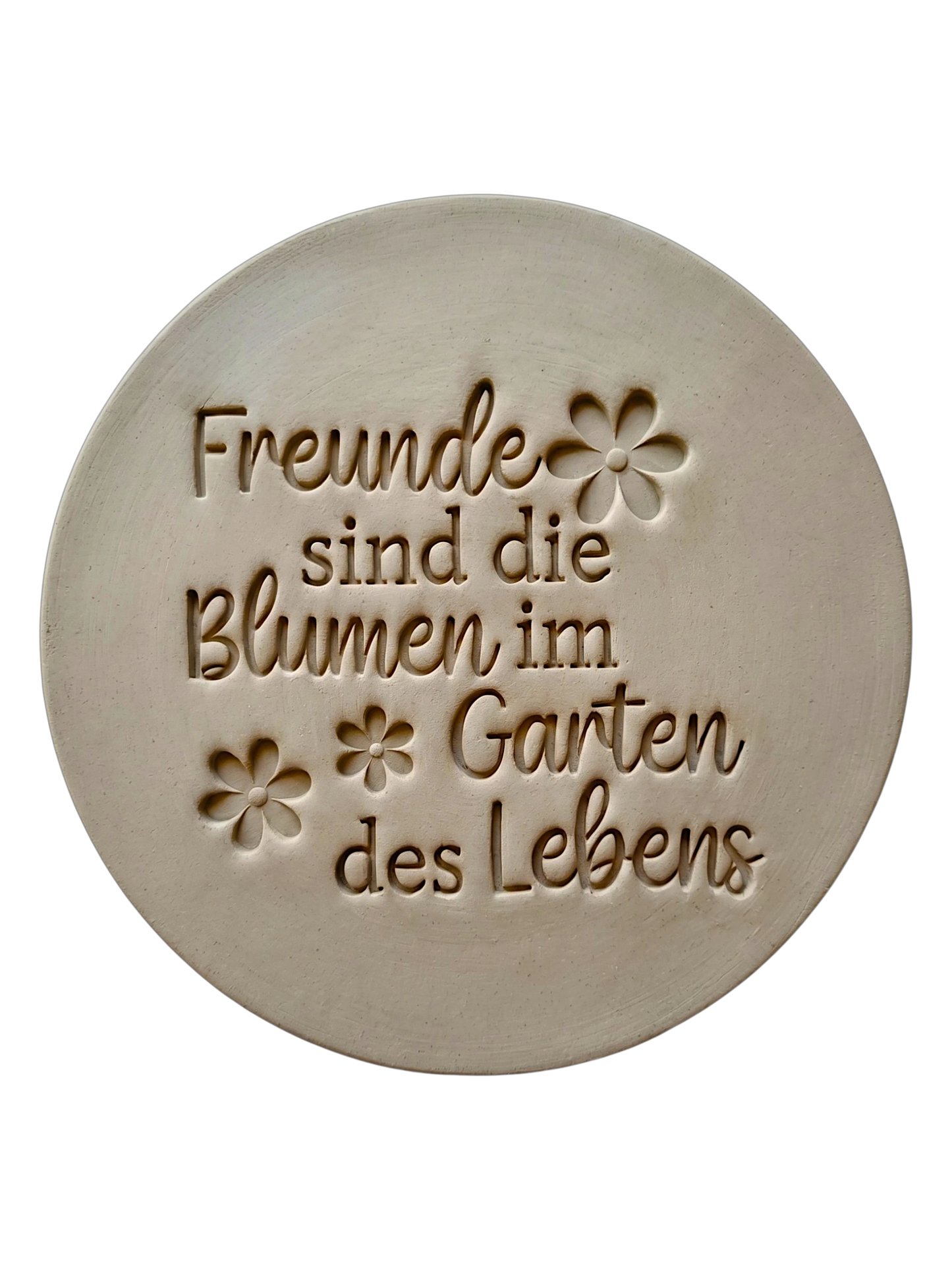 Präziser Abdruck im hellen Ton mit dem Spruch 'Freunde sind die Blumen im Garten des Lebens'. Kreative Töpfer-Idee für Freundschaftsgeschenke, Wandteller oder Garten-Deko.
