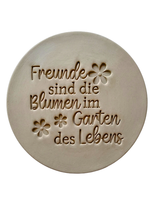 Präziser Abdruck im hellen Ton mit dem Spruch 'Freunde sind die Blumen im Garten des Lebens'. Kreative Töpfer-Idee für Freundschaftsgeschenke, Wandteller oder Garten-Deko.
