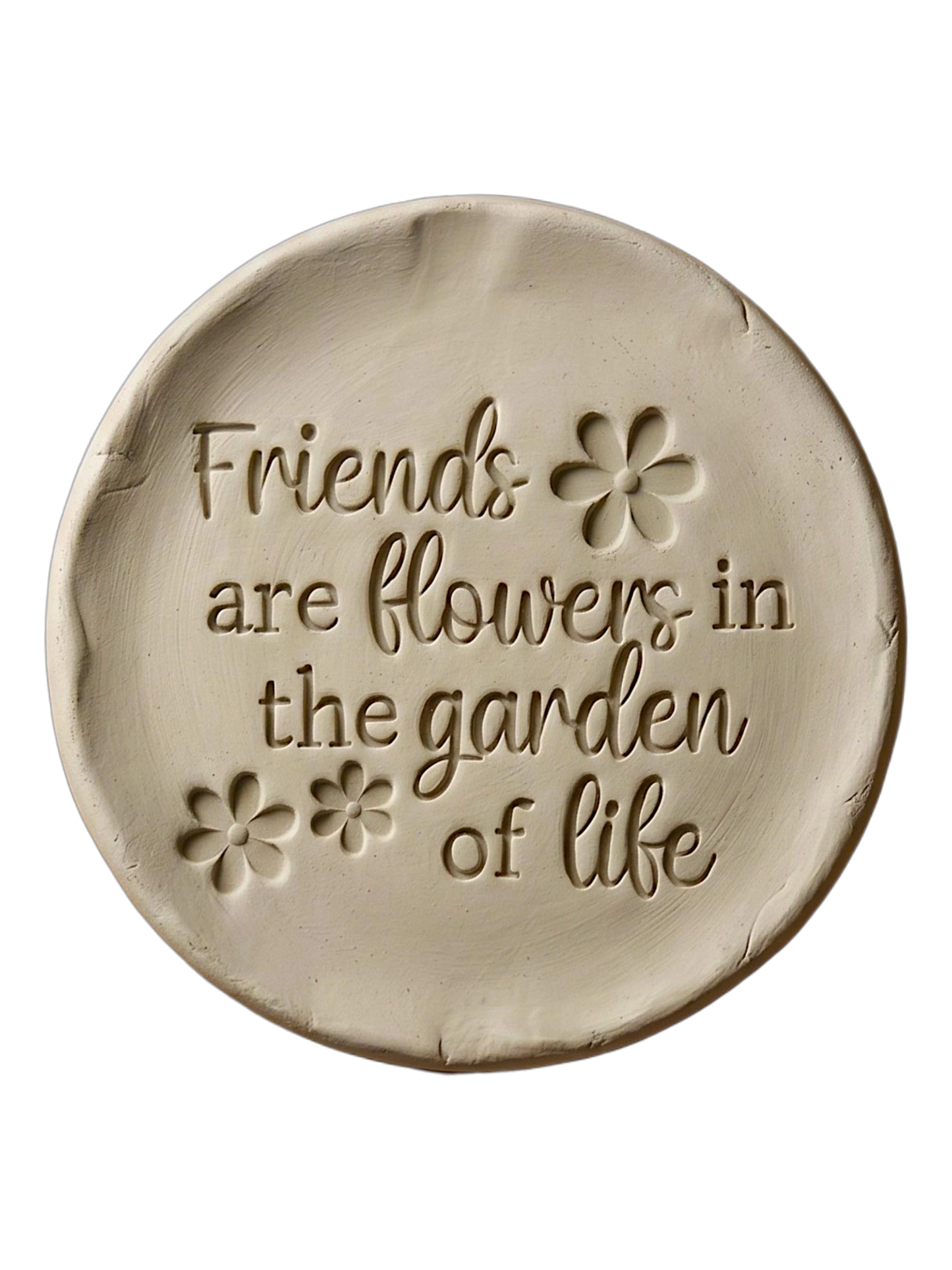 Detailreicher Abdruck im hellen Ton mit dem Spruch 'Friends are flowers in the garden of life' und geprägten Blumen. Kreative Töpfer-Idee für Freundschaftsgeschenke oder Dekoration