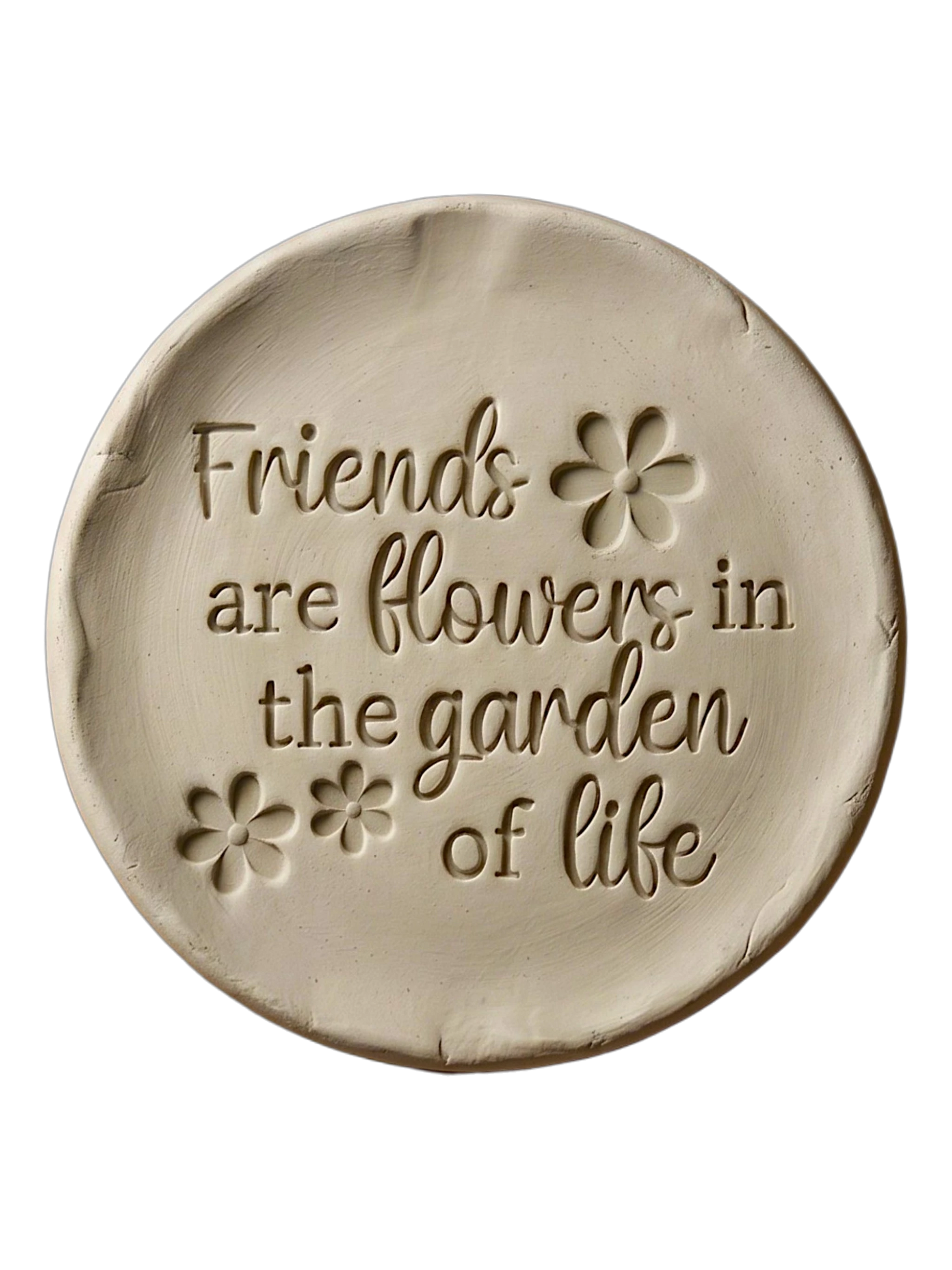 Detailreicher Abdruck im hellen Ton mit dem Spruch 'Friends are flowers in the garden of life' und geprägten Blumen. Kreative Töpfer-Idee für Freundschaftsgeschenke oder Dekoration